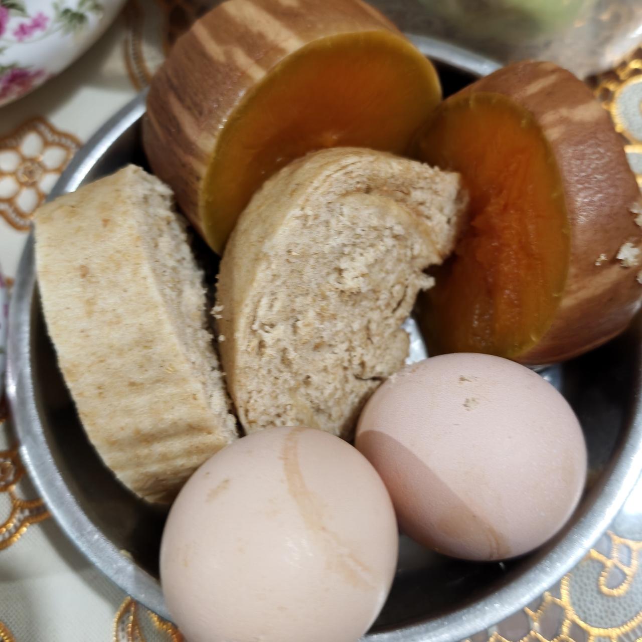 自入秋以来，俺们家的早餐，每顿必有的除了地瓜芋头以外，再就是南瓜了。南瓜蒸蒸吃