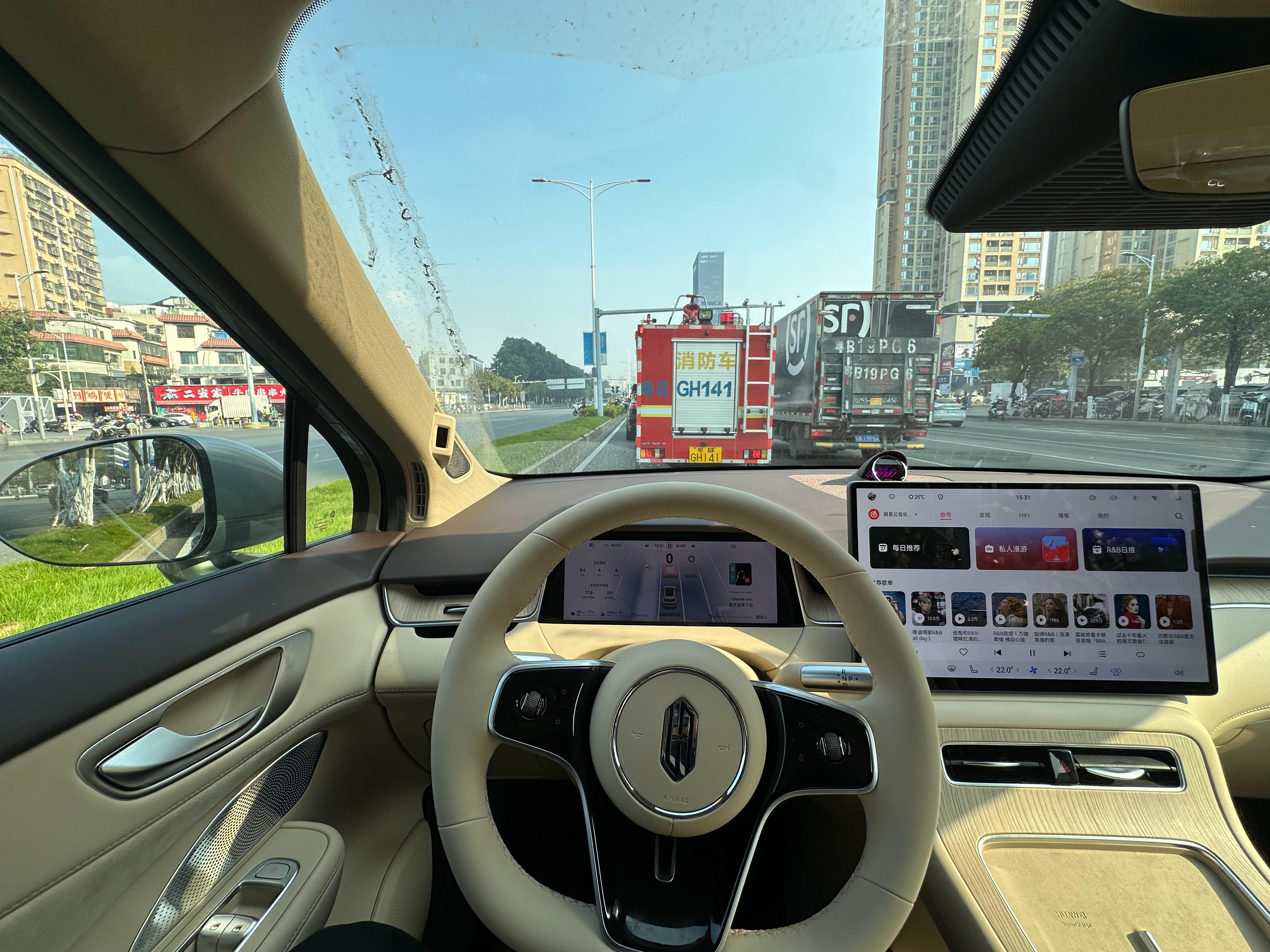 下午开尚界H5出去办点事，顺便聊聊H5的内饰。这套家族化设计做的很不错，