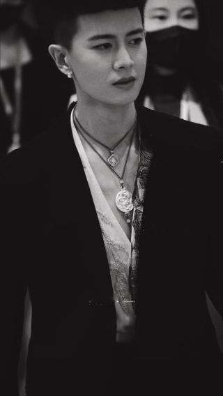 任嘉伦 检验真帅哥就得是寸头果然寸头真是检验帅哥的至高标准，任嘉伦真的是硬帅啊