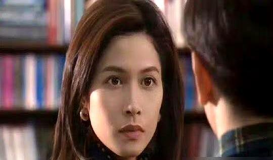 他把价值数千万的房产契约往邵美琪面前一扔，头也不回地走进了香港的夜色。这个让无数