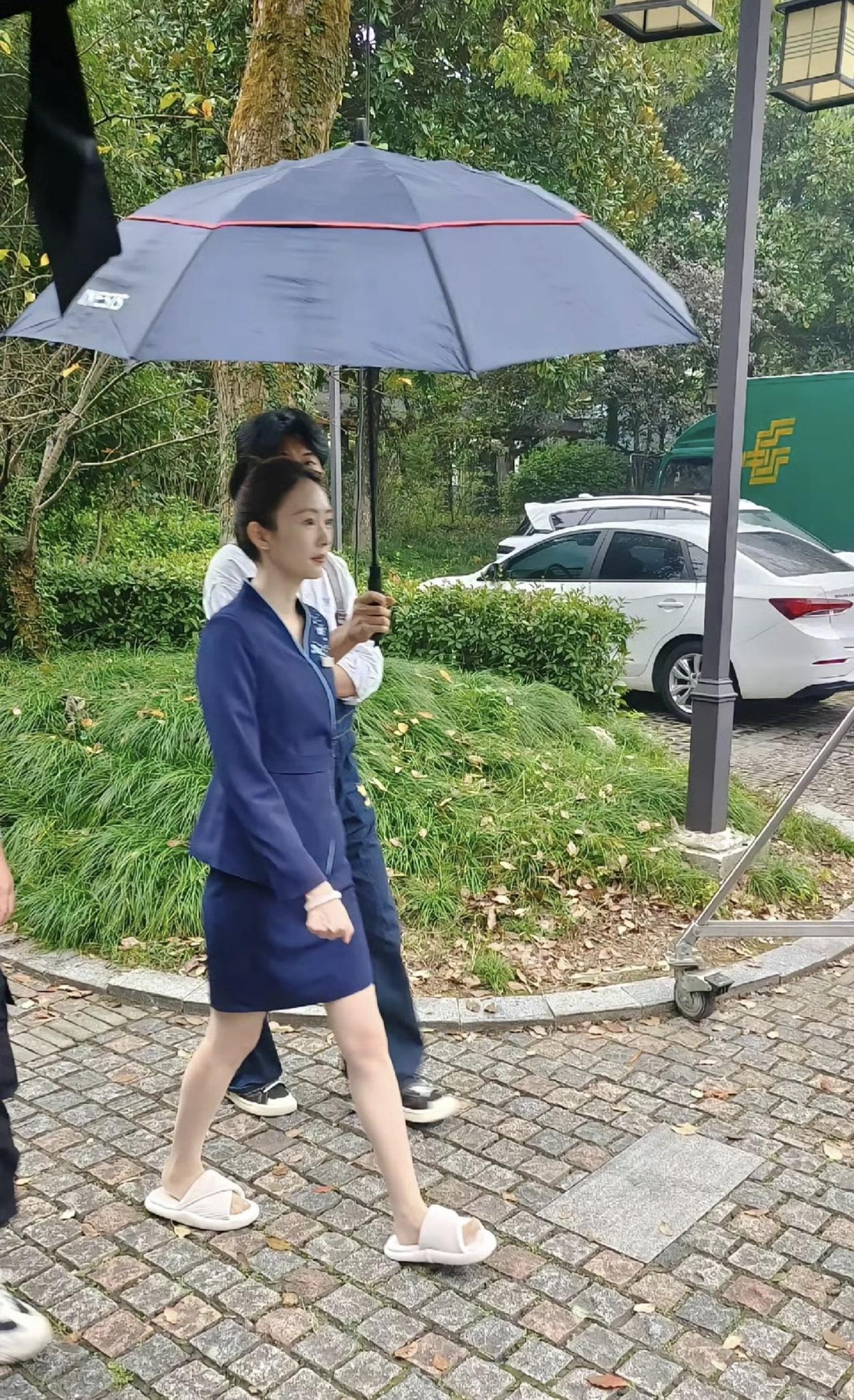 童瑶旧照，这看着像是在拍戏时的装扮，而且还是我正在追的剧，嘻嘻！童瑶与蒋欣主