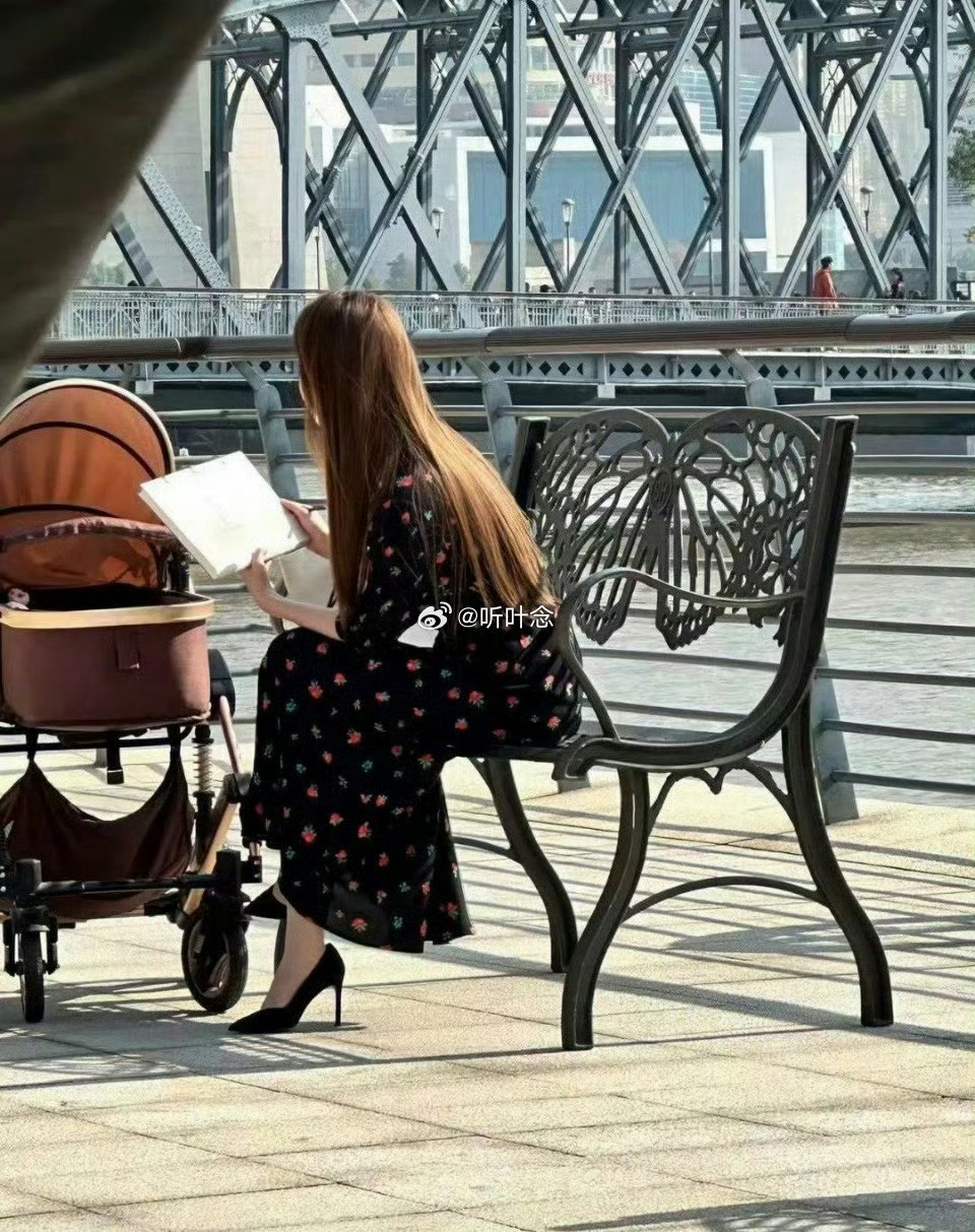 刘亦菲拍摄《玫瑰的故事》时期的路人偶遇，还是忘不了这张刘亦菲的背影。终于懂了霸