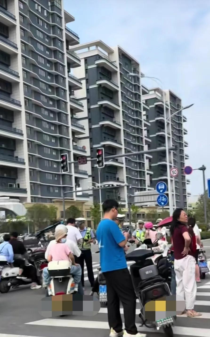常住在县城，选摩托车还是电动车得看需求。要是追求速度和续航，摩托车是首选。加油