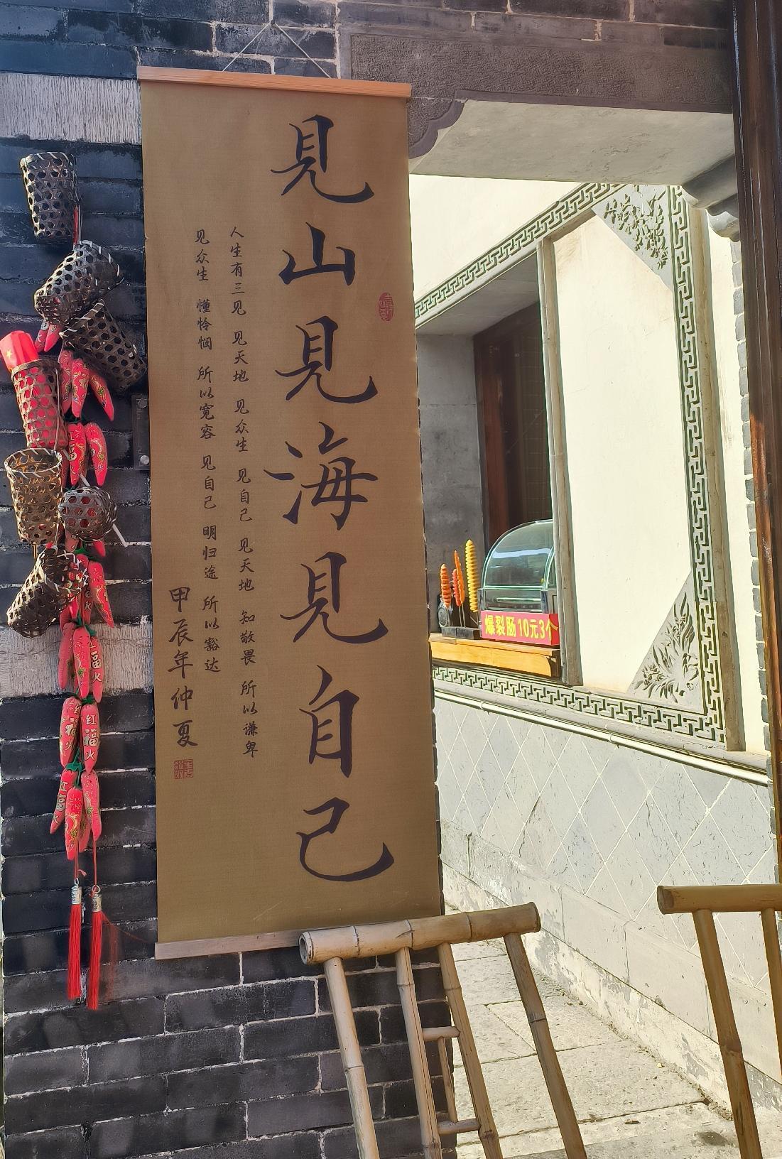 这段时间谈论最多的就是干部提拔的问题。谁做校长，家长关注，教师关注一位退休的