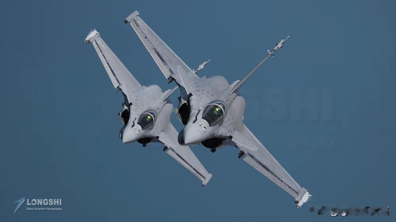 1. 外媒：乌克兰将采购百架战机：泽连斯基访问法国，与马克龙签署武器采购备忘录，