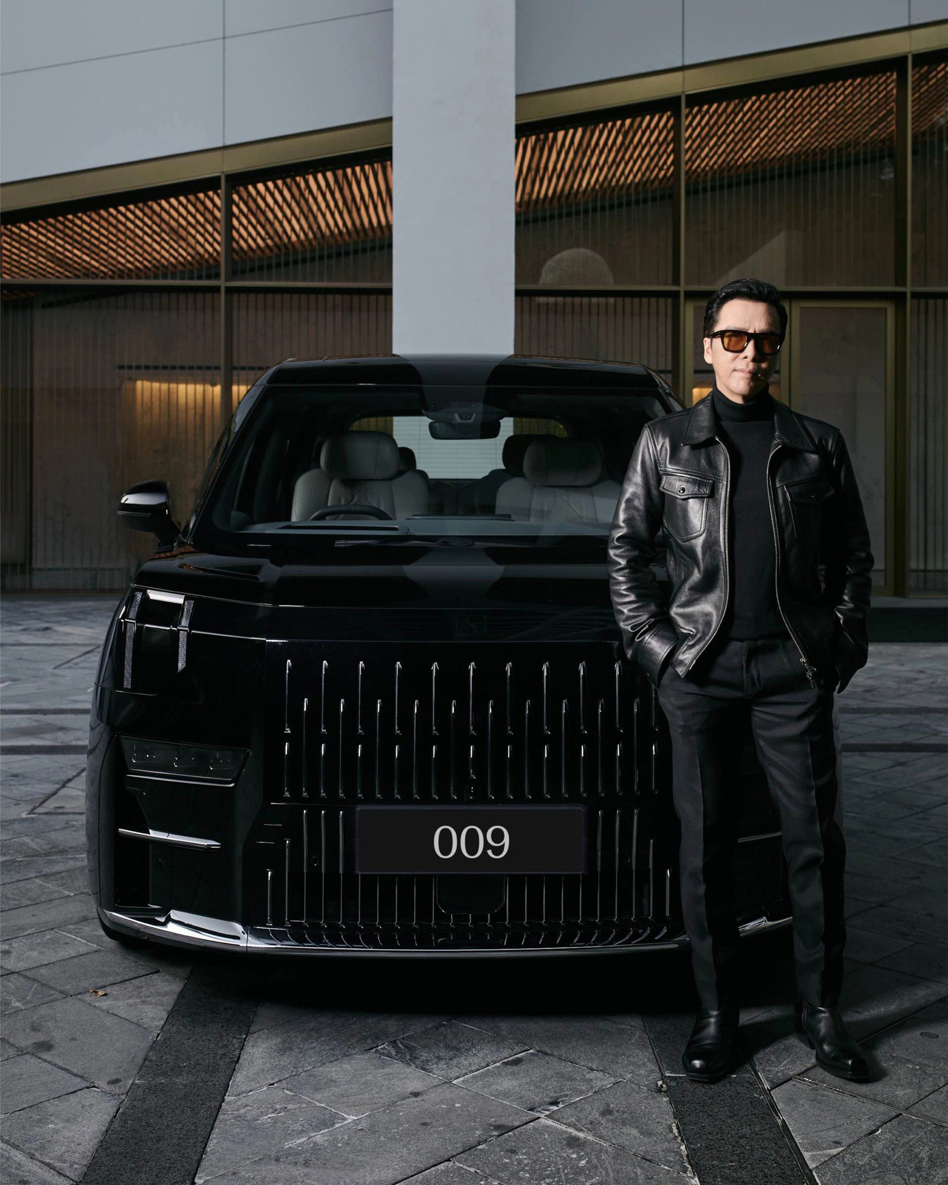 不知道大家情人节都准备送自己另一半什么，反正人家甄子丹可是送了爱妻一辆极氪009