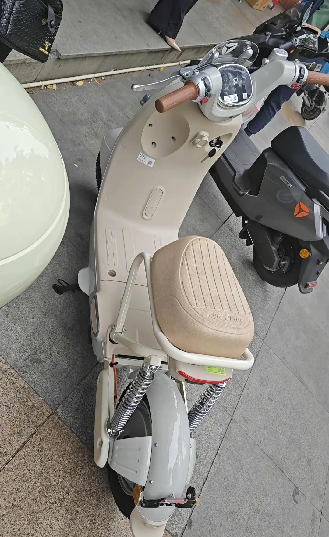 新国标电动车上线第三天最担心的事情还是发生了有网友的坐垫被偷了简直是天塌了