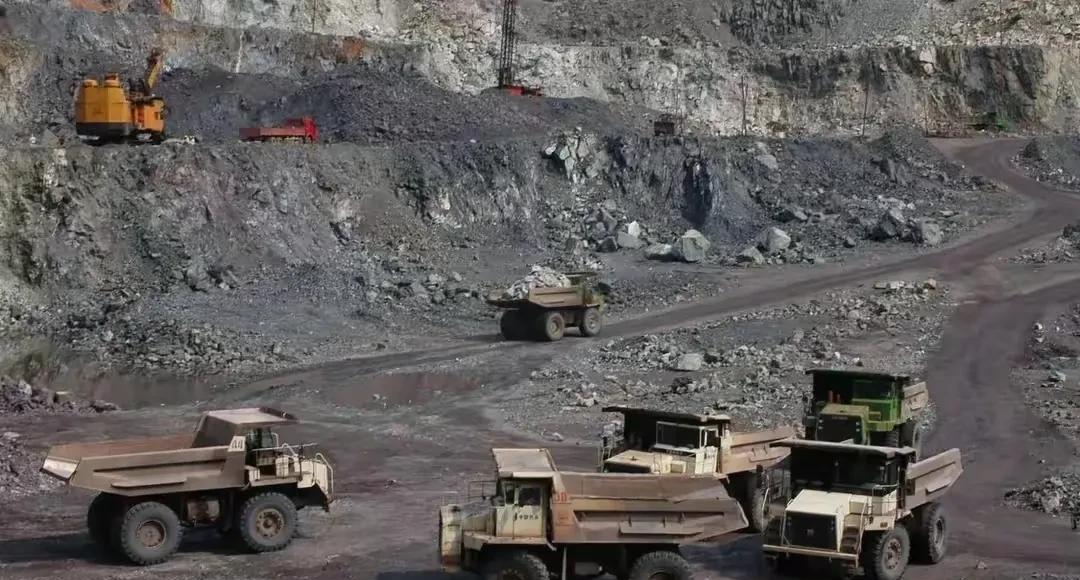 中国十大稀土矿基地：1、内蒙古包头白云鄂博矿2、江西赣州稀土矿3、四川凉山