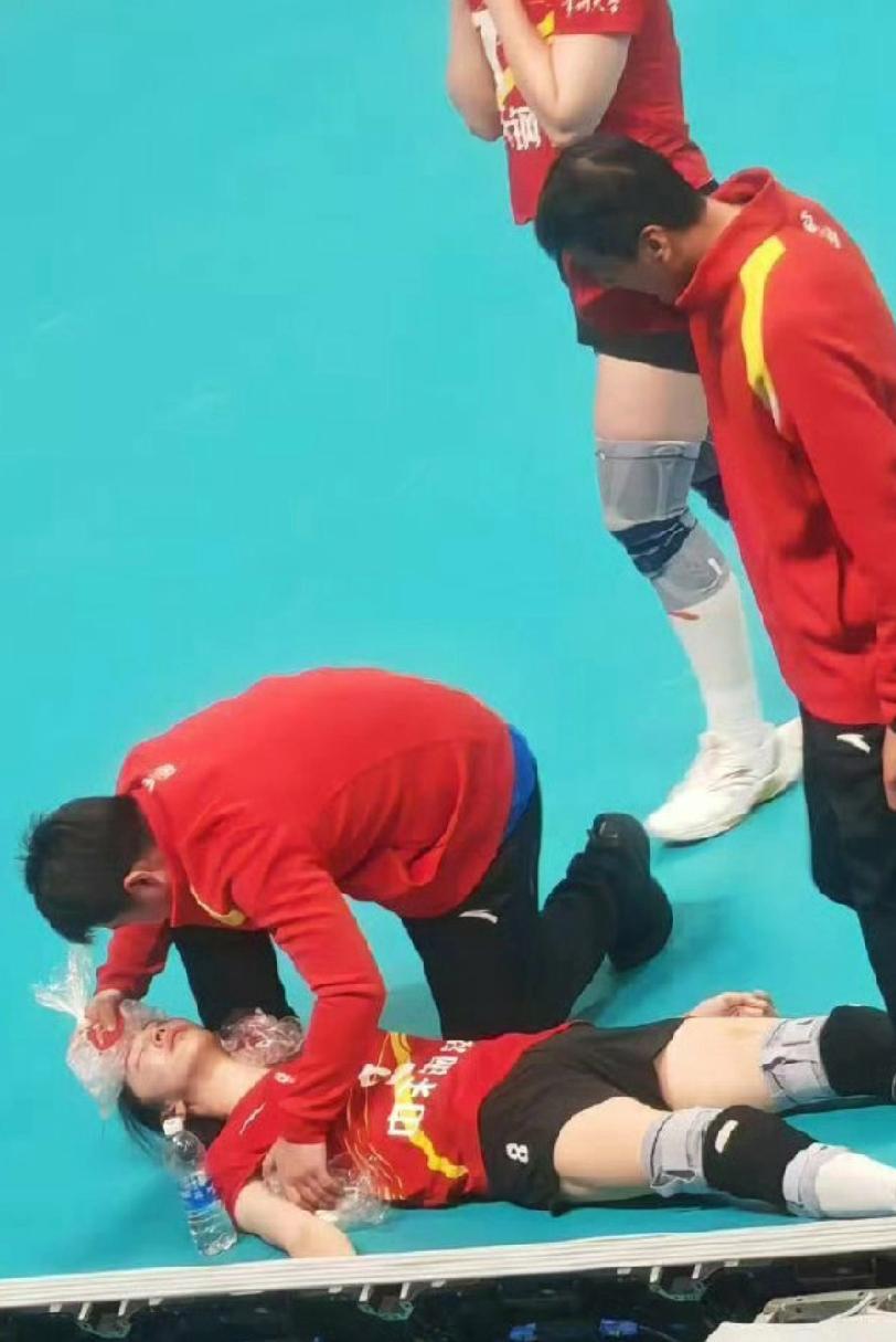 这是什么情况！吴梦洁赛后累到倒地不起！只见主攻手吴梦洁四仰八叉的放在赛场上！双眼