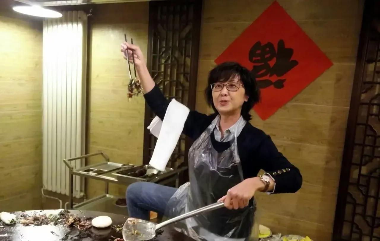 她被《西游记》困了一辈子，如今都73岁了，没结婚没生娃，估计是看透人生了，看透婚