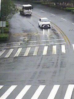 货车：我先给大家磕一个吧。很奇葩的一起车祸，货车车头固定装置未锁死，行驶过程中