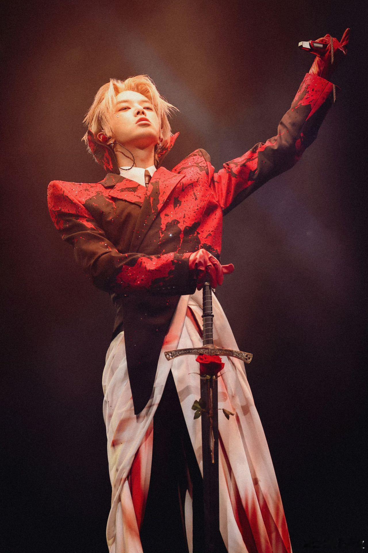 华晨宇演唱会人人人花人人人华晨宇深圳演唱会上演“人海围城”！数万人从四方奔赴，