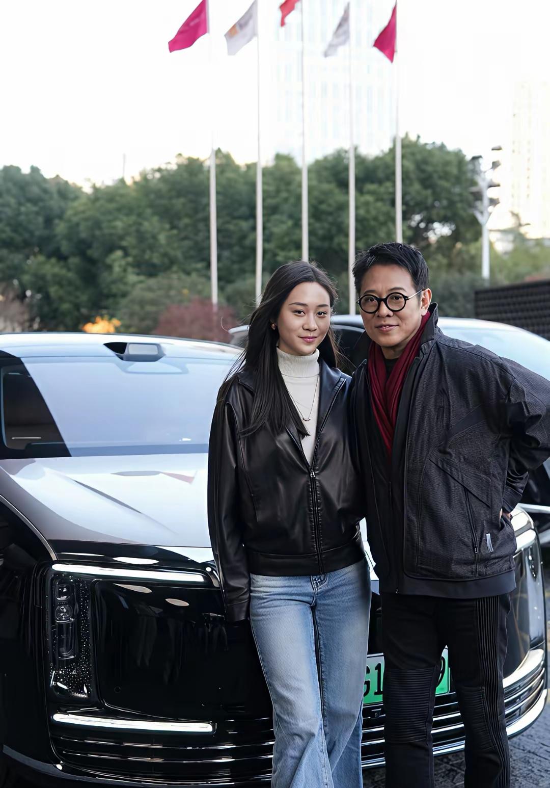 12月16日，功夫巨星李连杰现身合肥尊界超级工厂，携小女儿提走第10000台尊界