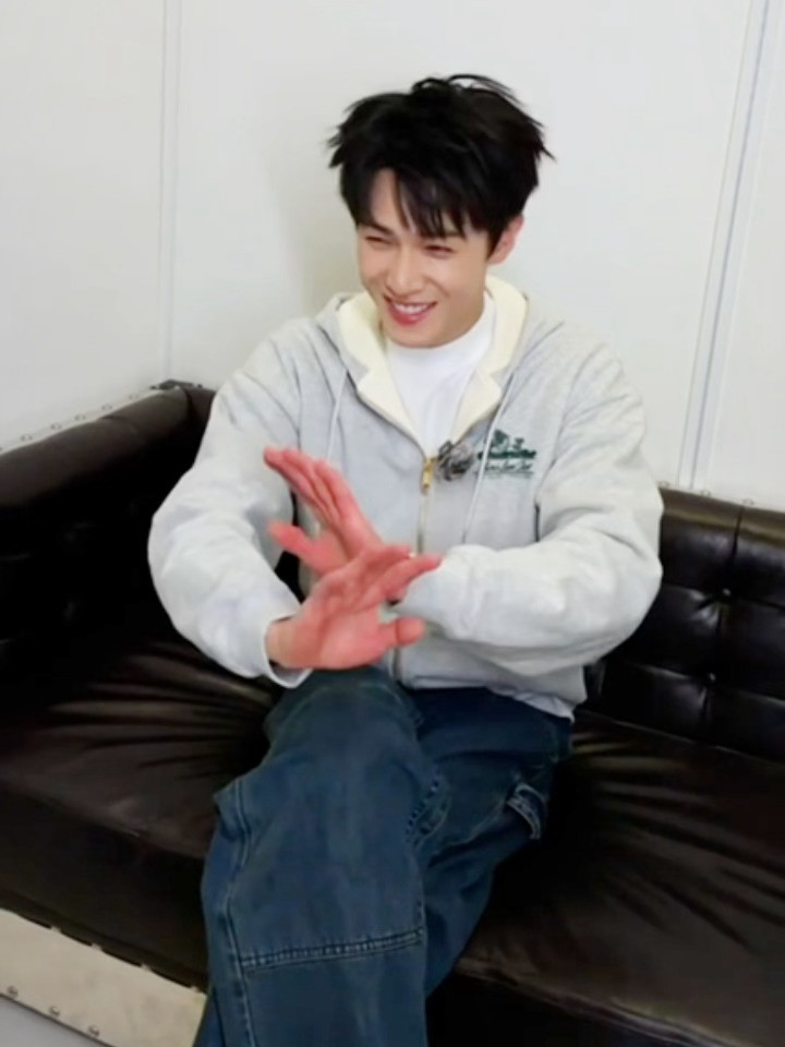 为了明天好状态放弃美食的可爱小林🥰🥰李昀锐为了跨晚状态放弃美食