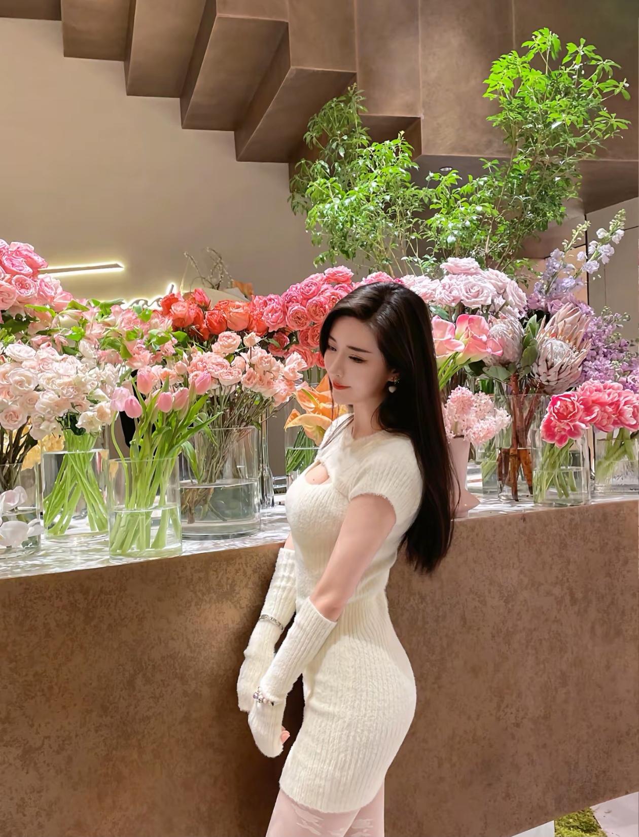 温柔冬日穿搭，毛绒毛衣与长卷发，甜美又温暖