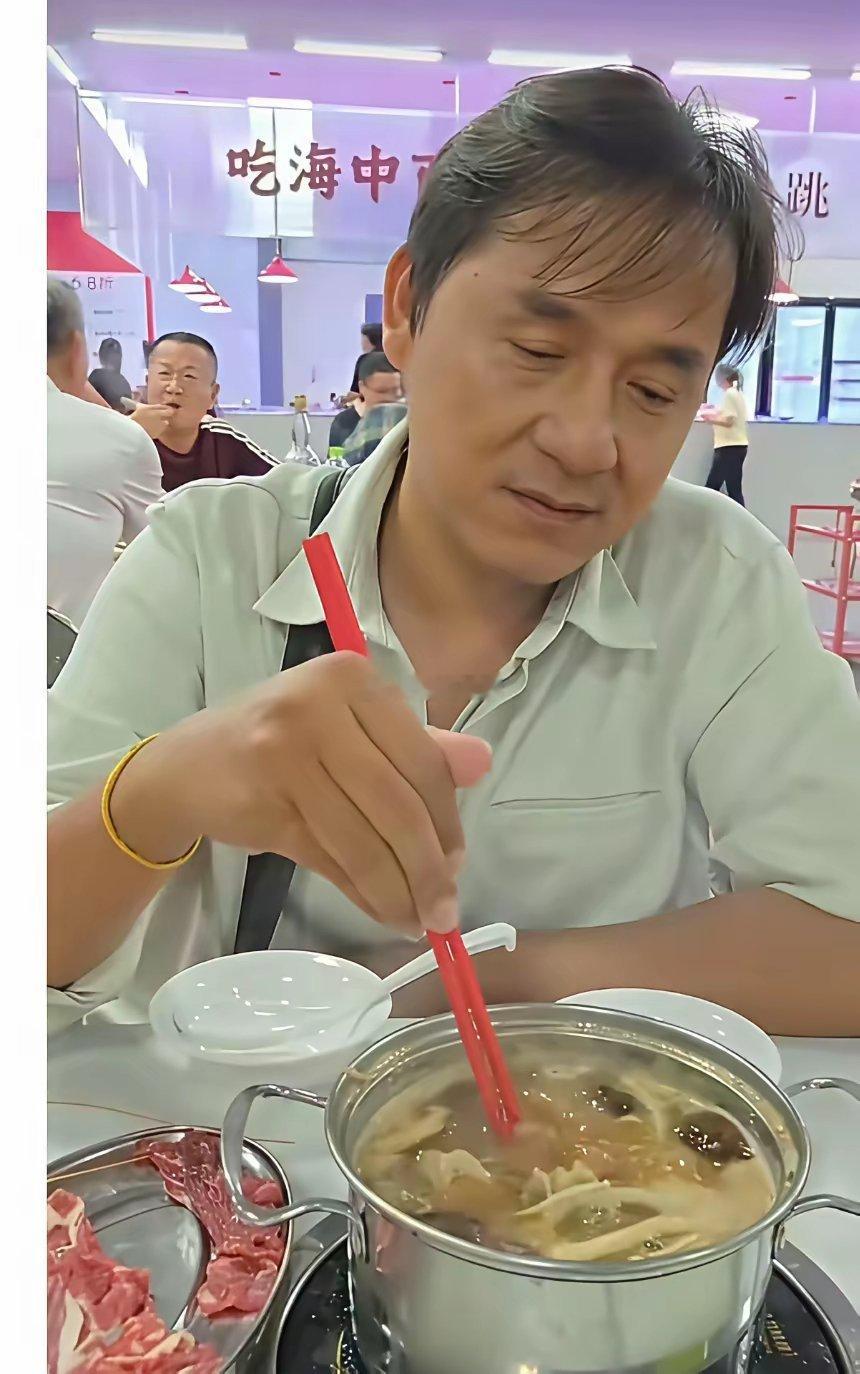 一男子酷似成龙网友：成龙见了都说像​​​