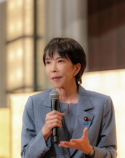 日本议员当场怼上高市早苗：北方四岛就在俄罗斯手里攥着，你不敢吱声；钓鱼岛离你八百
