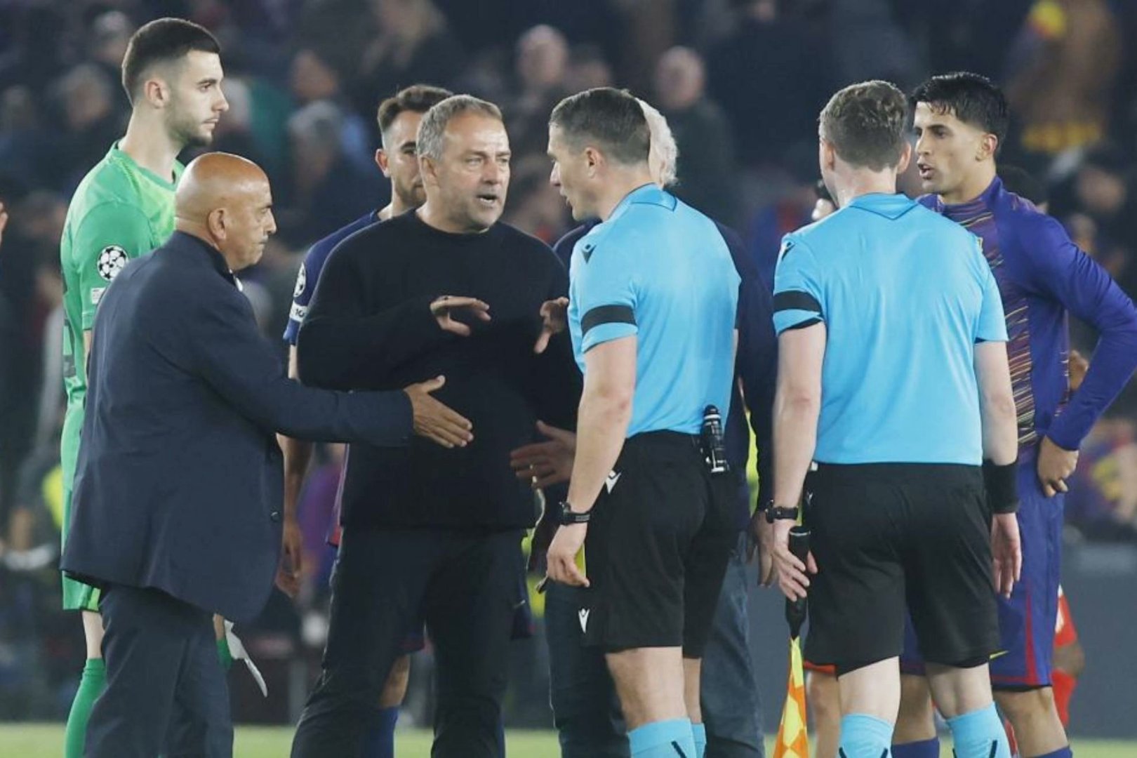 官方：巴萨表示，法律服务团队今日已向欧足联提交正式投诉，针对欧洲冠军联赛四分之一