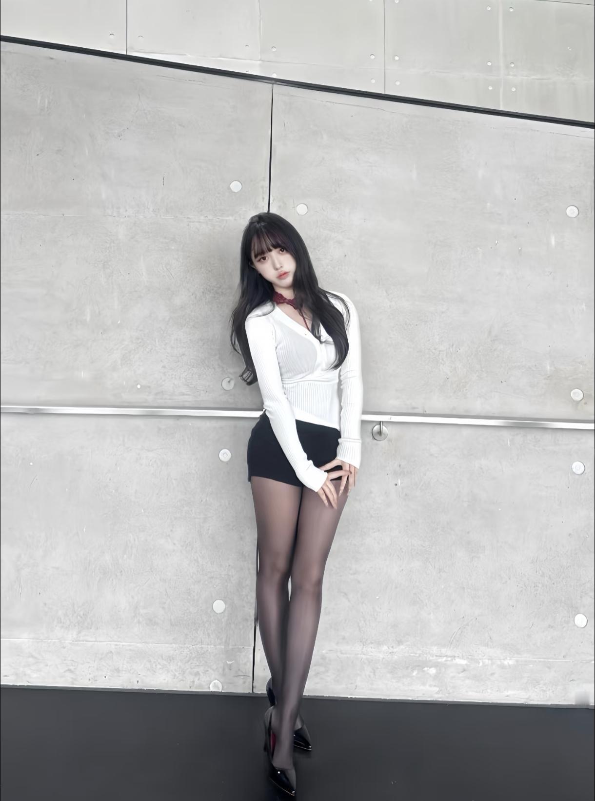 知不知道我这样穿搭好看嘛？有没有简单又有范的女生穿搭如何将白色衬衫穿得好看又时尚