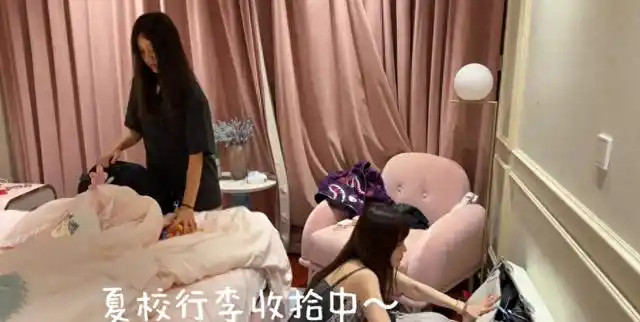 送13岁甜馨出国，李小璐强忍不舍的样子，看痛了多少中国式父母