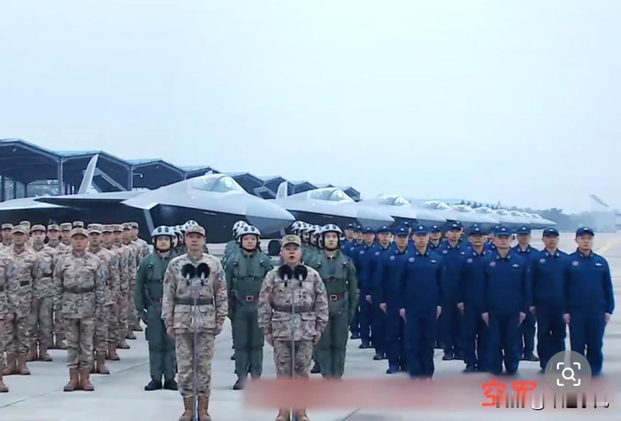 歼20A最新画面曝光，已经实现量产了吗？居然，一次出现了10架………这应该