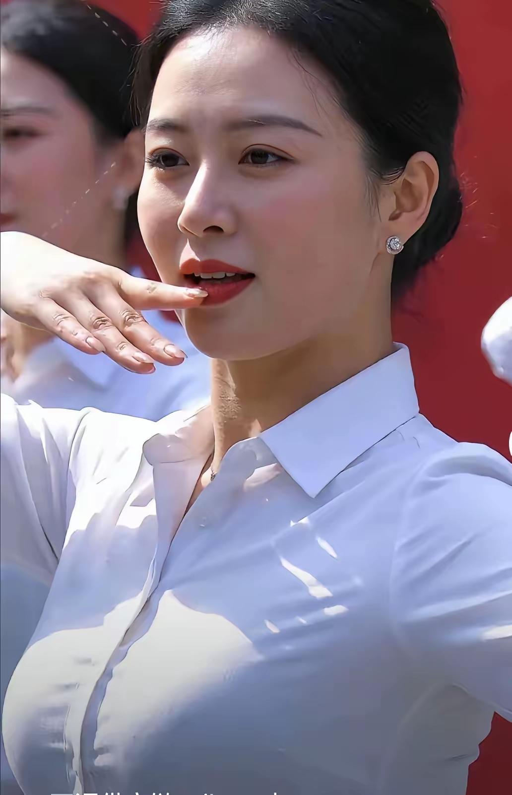 吕梁秦主任！极品黑白配，职场女性天花板！吕梁秦主任的穿搭火遍网络没有花哨的装