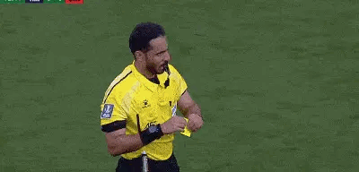 国足和泰国比赛的这个裁判真不是偏哨，我感觉他就是业务能力太差。明明在他面前泰国球