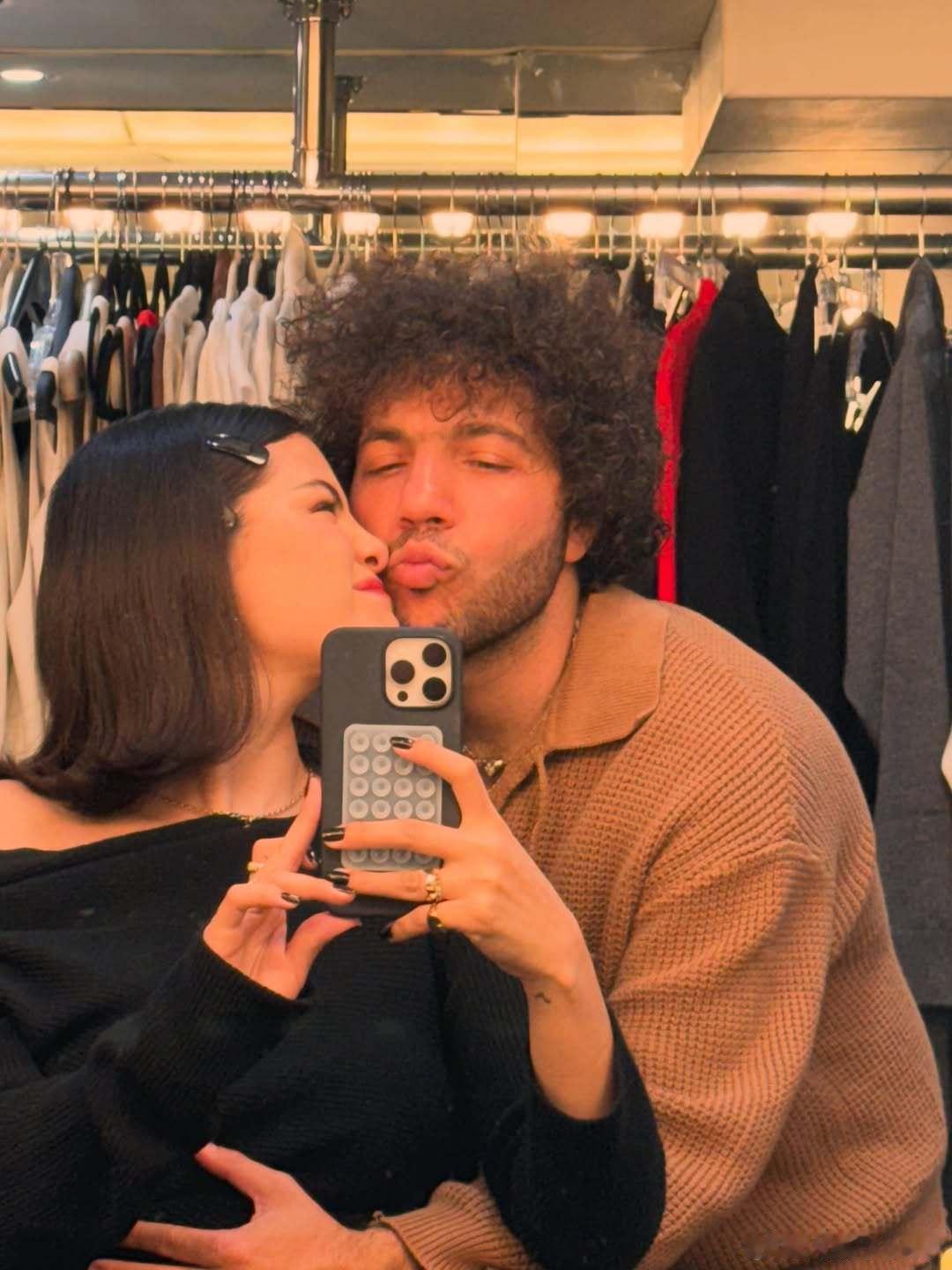 SelenaGomez赛琳娜戈麦斯晒和老公Bennyblanco的亲密私照解