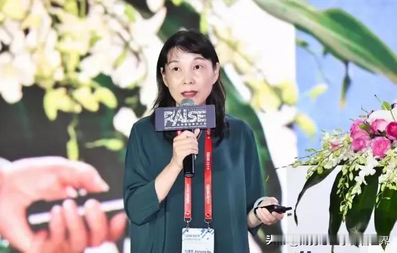 杜建英其实挺傻的，即便不要宗家的钱，她也是女富豪。但是如今，不管官司输赢，她的人