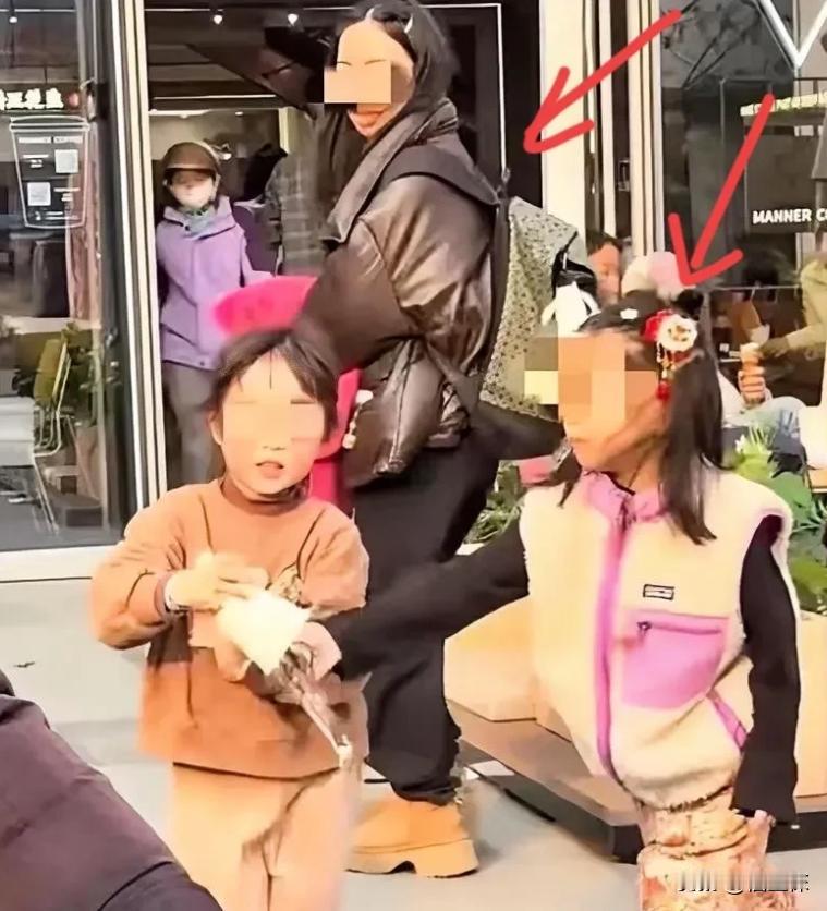 果然事教人，一教就会！浙江女孩被打翻水后续来了，肇事母女已道歉！她们不是知道自己