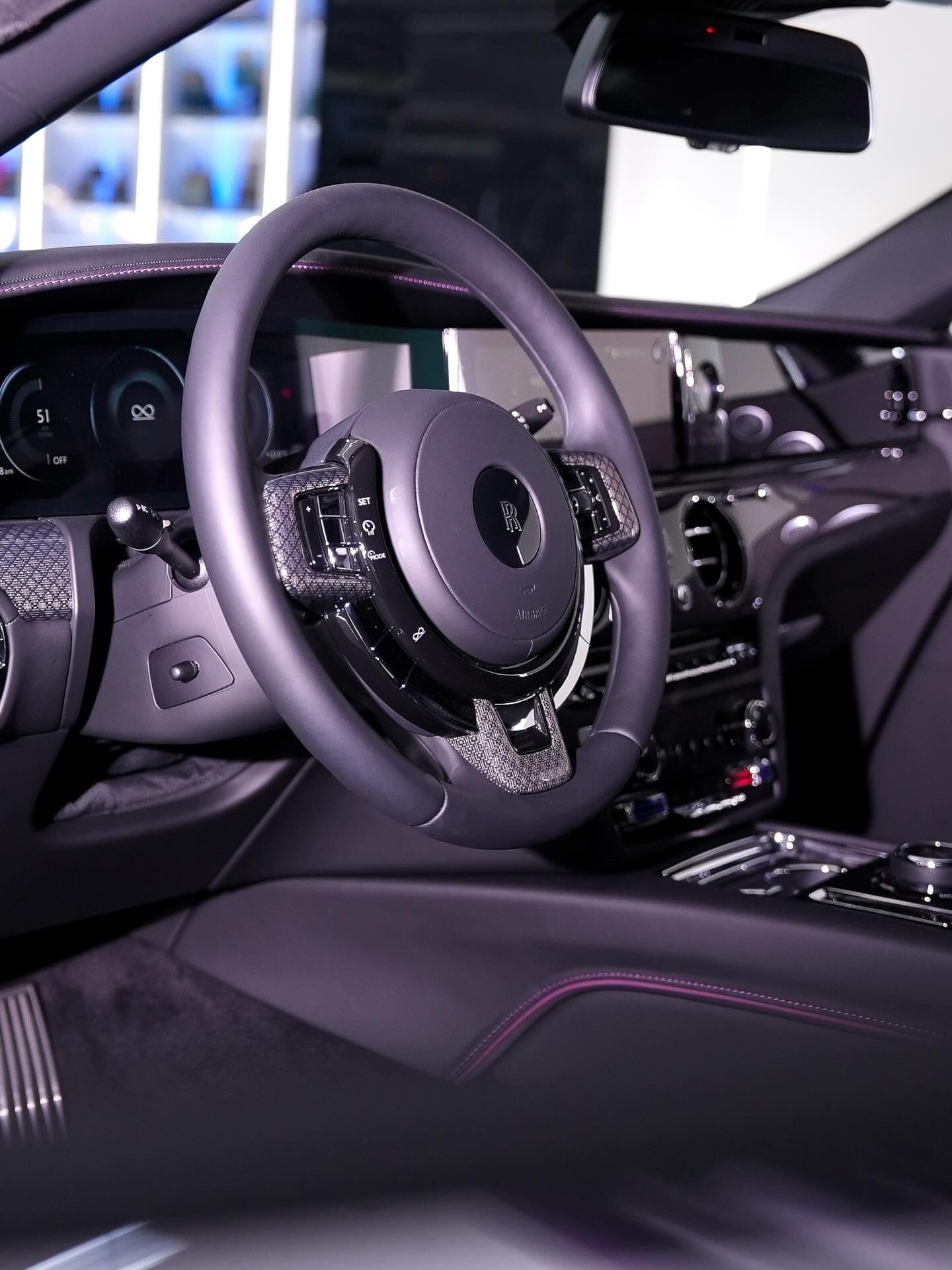 劳斯莱斯SpectreBlackBadge外观颜色：紫色生产年份：2026年