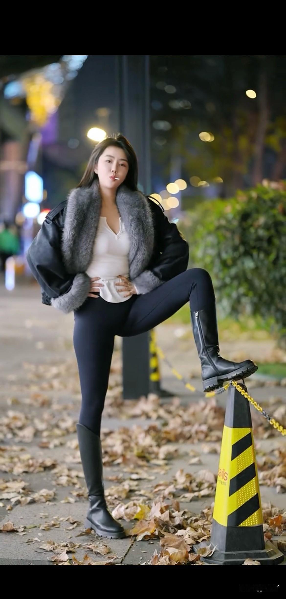 秋日街拍，时尚穿搭，自信满满！上联：有缘千里来相会；诚邀下联分享一张你认为最美