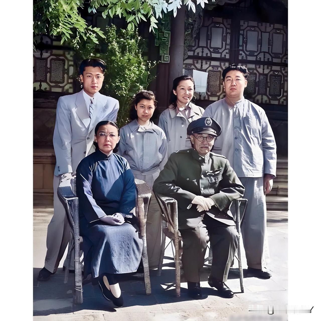 阎锡山老照片:与妻子徐兰森、四子阎志敏、五子阎志惠、四儿媳裴彬、孙女阎树榕合影