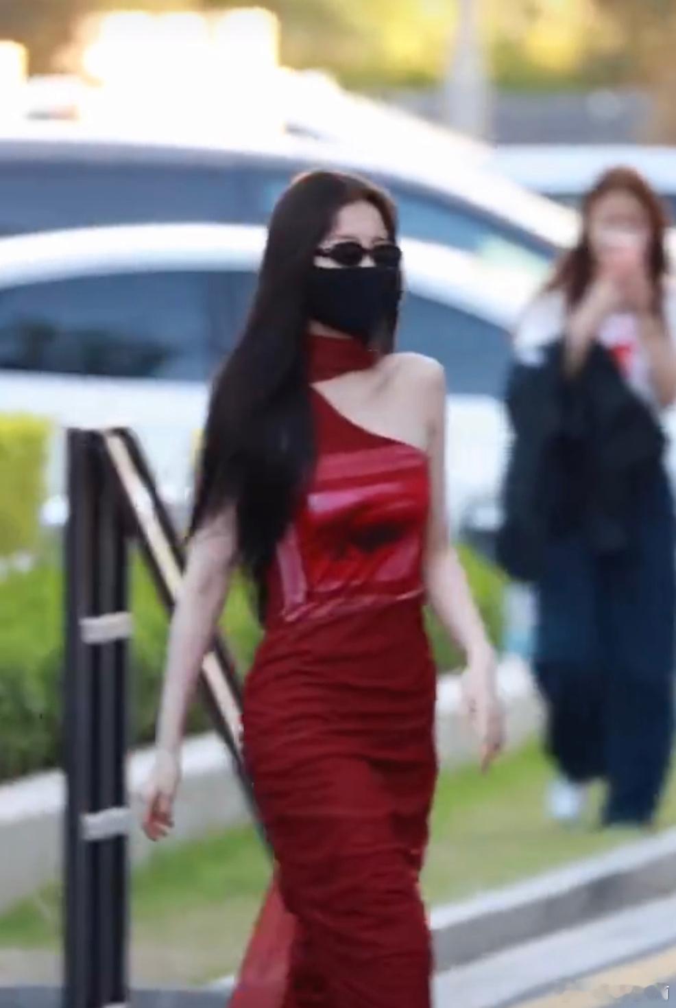 虞书欣念相思进妆路透，高挑热辣的红玫瑰！🌹​​​