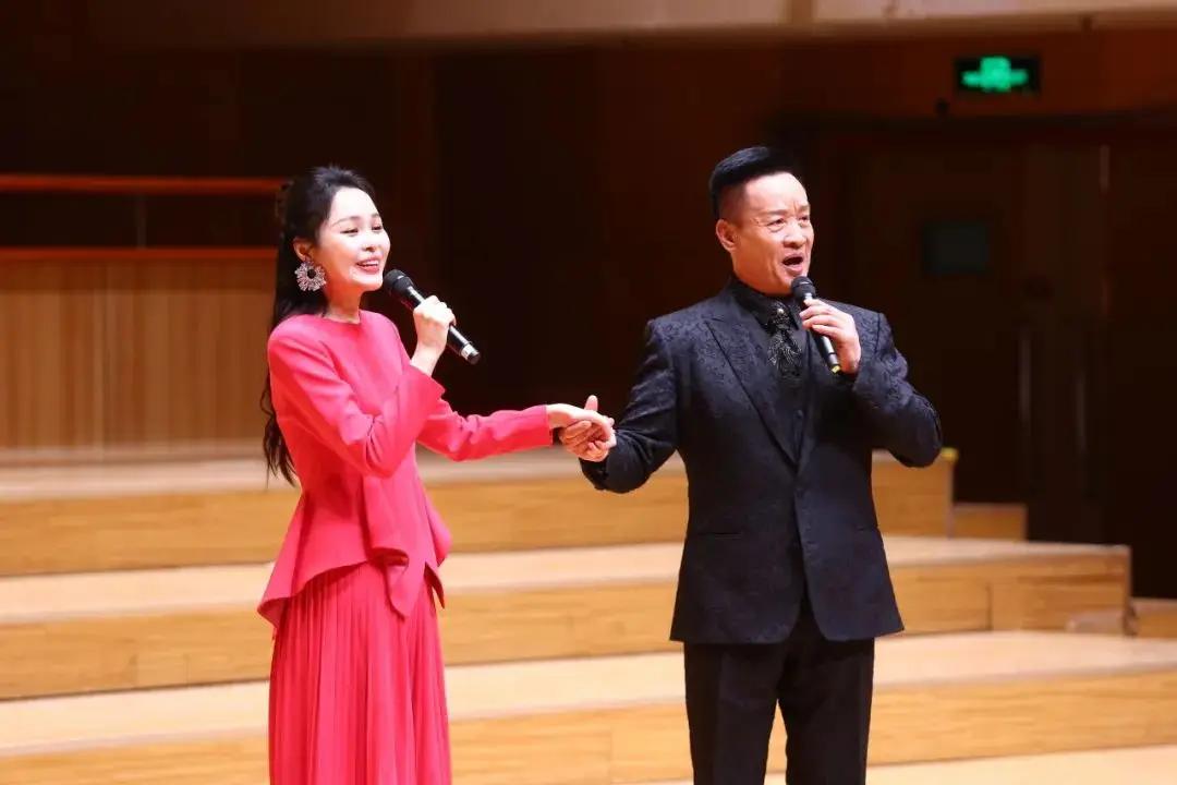 这是2023年女高音歌唱家龚爽博士毕业时与导师阎维文拍的合照，没想到博士毕业后才