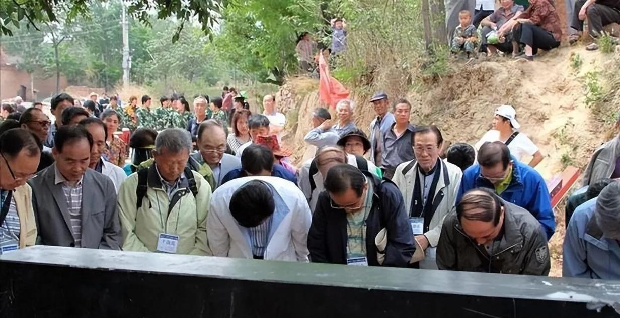 一群韩国老人跪在浙江湖州的古桥边嚎啕大哭，只因桥名和族谱上记载的一模一样，化龙、