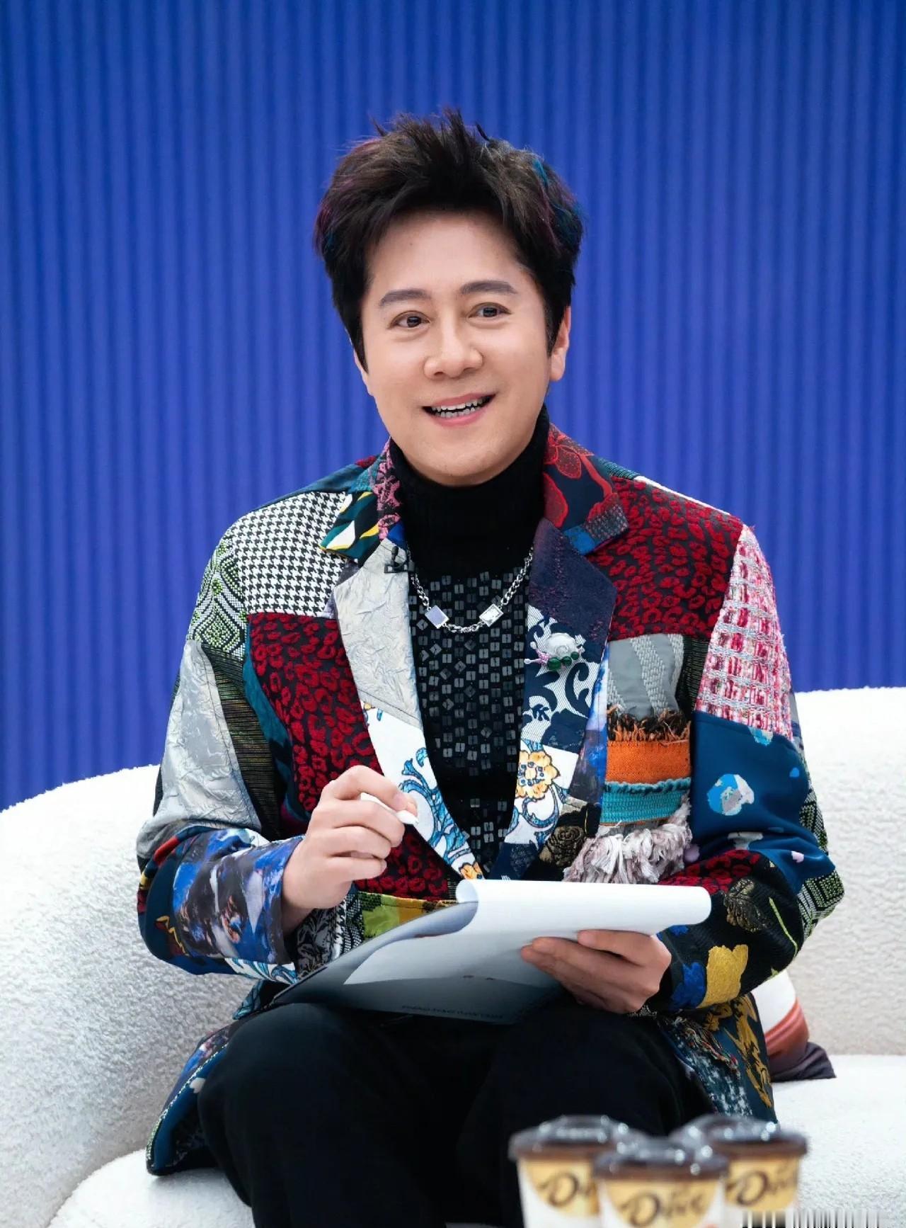 56岁，西装上开染坊。蔡国庆在《时光音乐会》一亮相，我手机差点没拿稳。不是帅