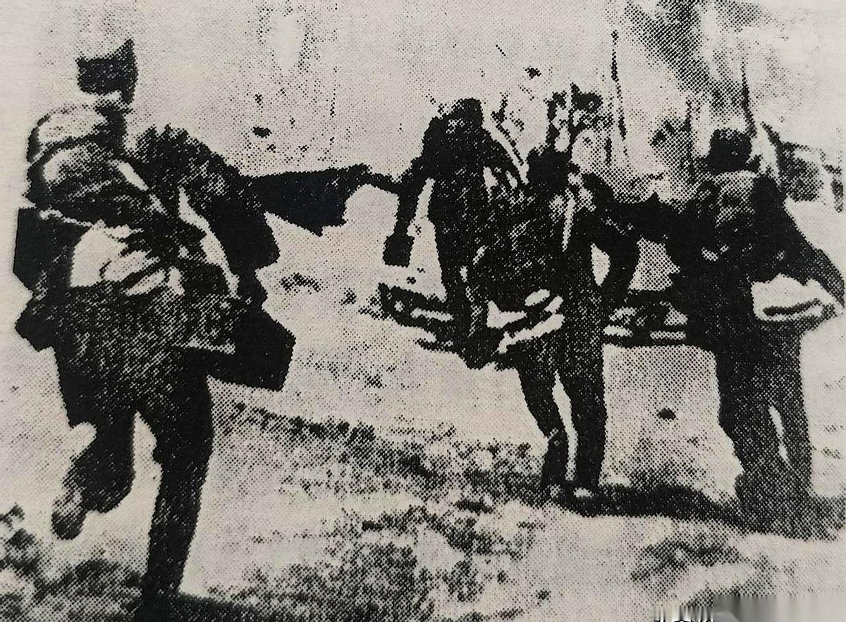 1938年的台儿庄，有场仗，打得太邪门了。日军的坦克对着城墙一通猛轰，硬生生把