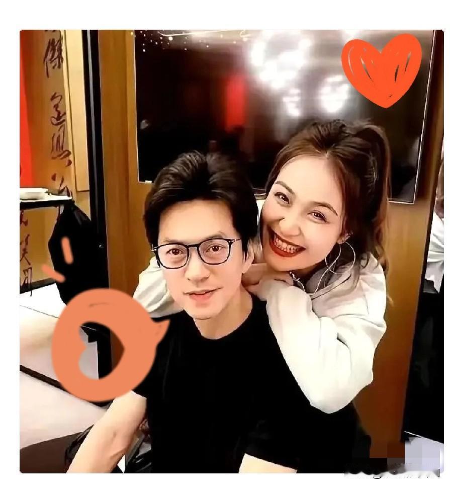 孟小蓓，清华女博士。嫁给了歌手李健，但她不上班，每天在家喝茶、浇花。两人相伴