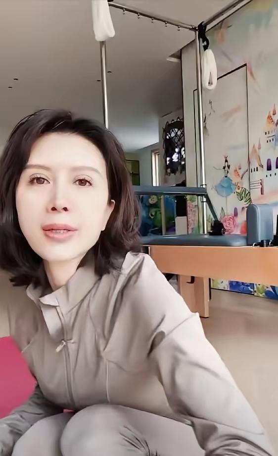 金巧巧直播，网友问：“这个环境，你们家真的破产了吗？”她看了一眼，笑着说：“