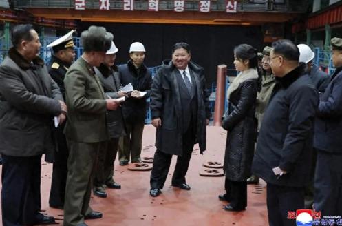 朝鲜8700吨核潜艇突然亮剑！金正恩现场督战，美日韩反导网真的破防了？谁能想