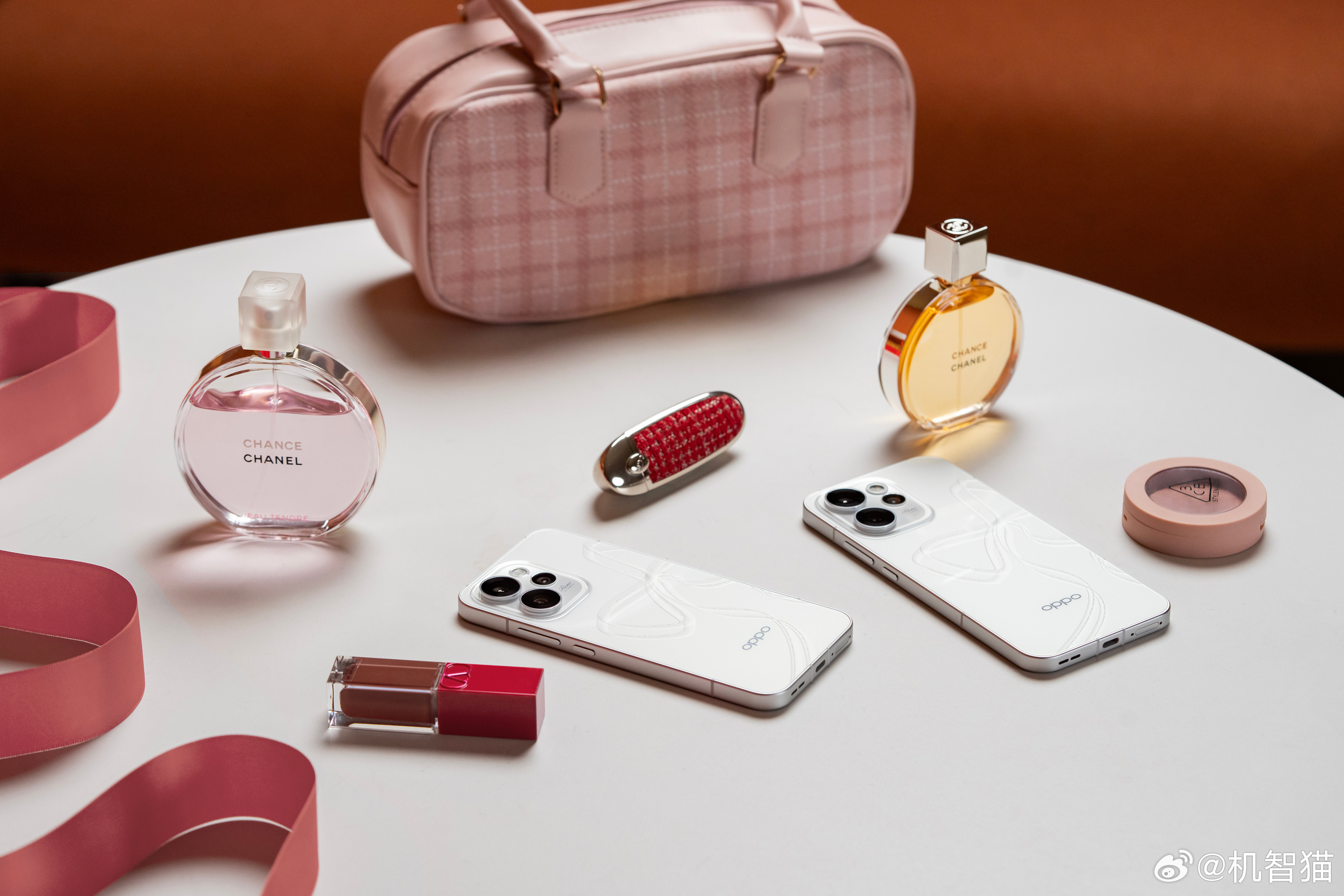 每一代的Reno系列，都在设计上有小巧思。OPPOReno15系列主打精致小直