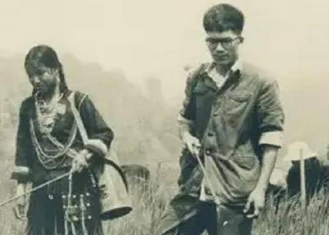 一名知青1969年到云南某县下乡，他遇到了一位傣族姑娘，两人相爱四年没有结婚，为