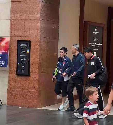 21日，国乒总教练秦志戬和邱贻可，以及传说中蒯曼教练于子洋，也来到新加坡！邱