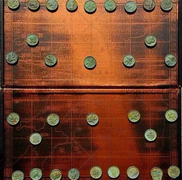 1982年，江西一农民在挖新房地基时，意外挖到一个破烂木盒，打开一看是一副象棋。