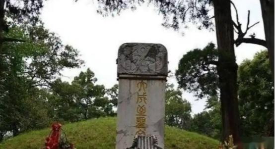 1966年11月12日，孔林遭受了大规模的破坏，孔子墓首当其冲，人们带着极大的好