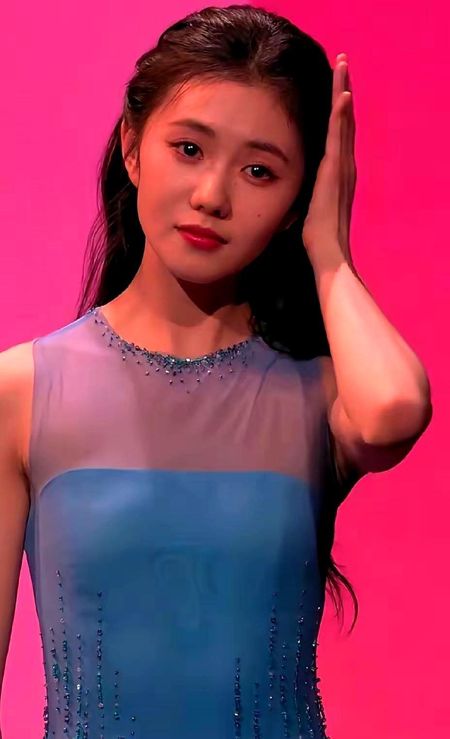 道具小马脱手那0.5秒，全场观众呼吸都停了。她却把失误拧成了舞步里最惊艳的弧线