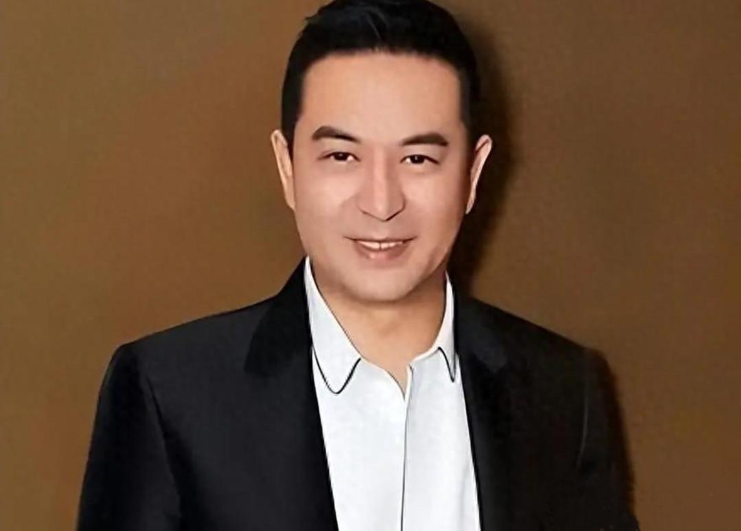 25年屹立不倒的张嘉译，竟突然宣布退圈，妻子王海燕听闻都落泪了。张嘉译每天早
