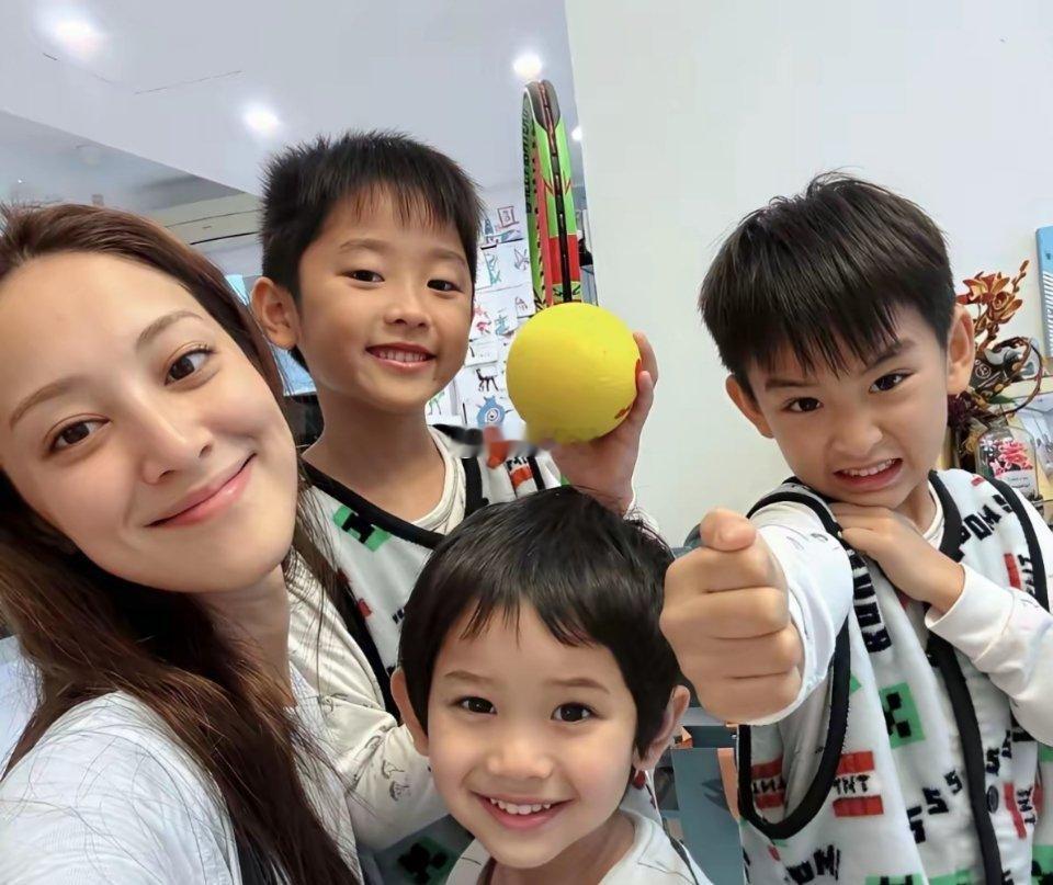 真的要羡慕死郑嘉颖了！这是什么神仙人生啊！娶了小自己22岁的港姐冠军陈凯琳，老婆