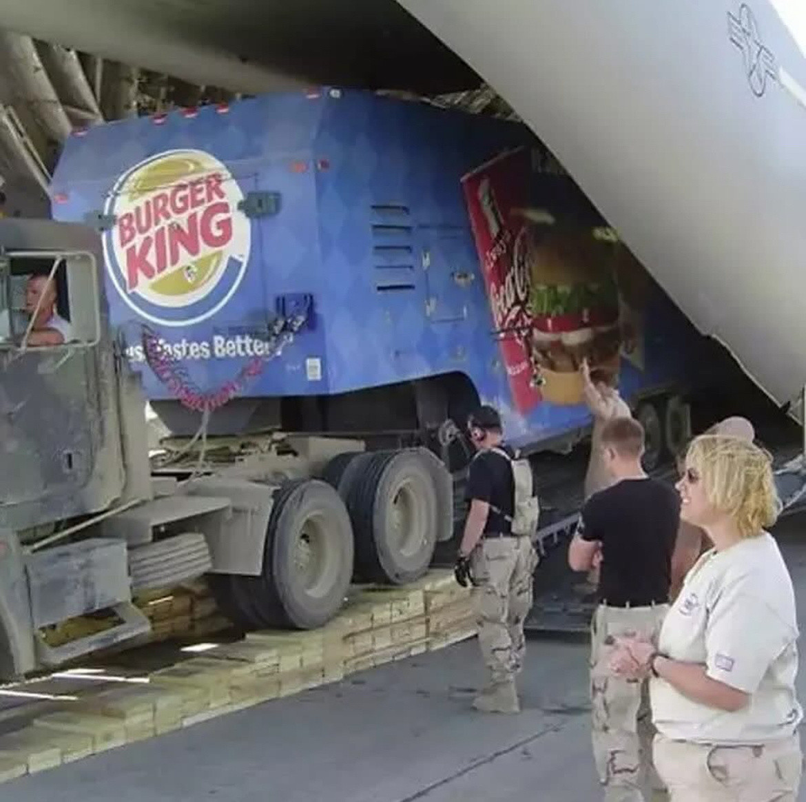 【来自投稿】90年代海湾战争期间美国快餐连锁公司汉堡王，麦当劳，必胜客公司